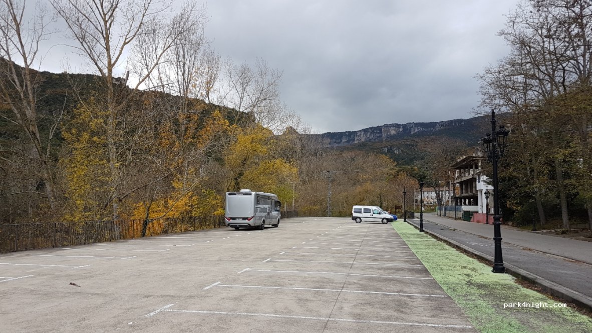 AREA AUTOCARAVANA CARAVANA CAMPER SOBRÓN — foto