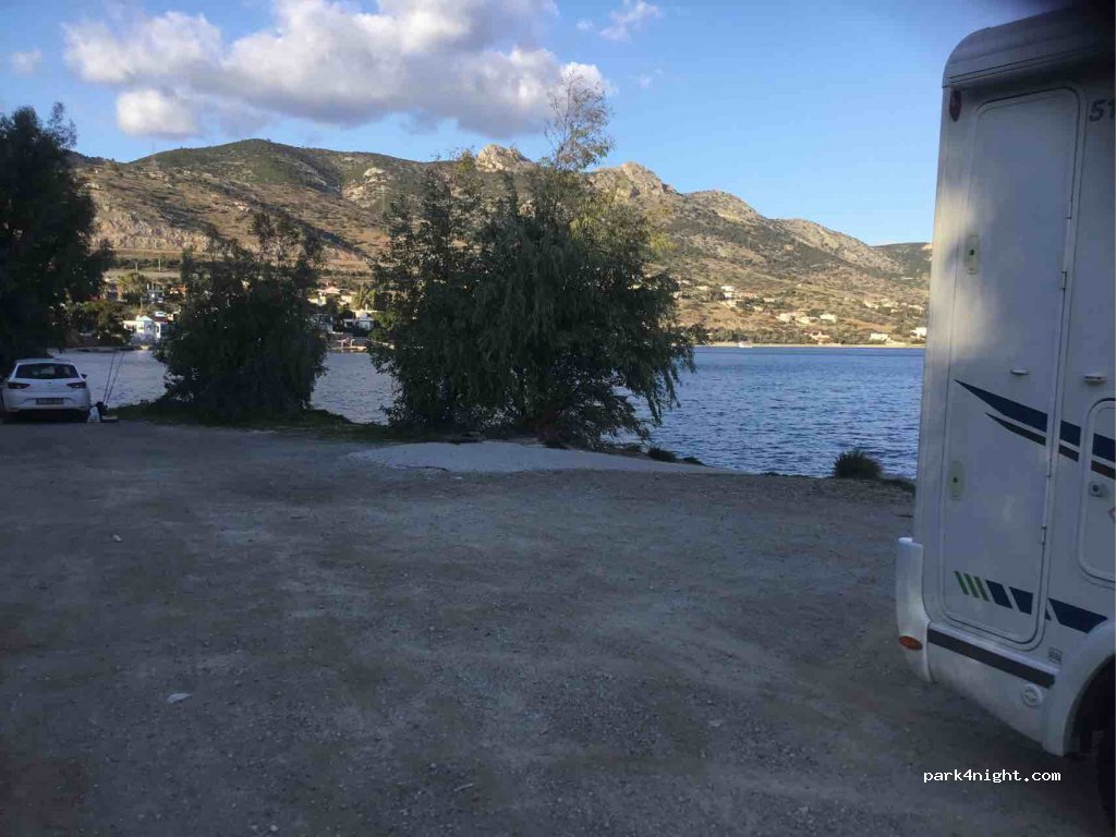 (190 06) Nea Peramos - 81 Palea Ethniki Odos Athinon Korinthou — foto 2