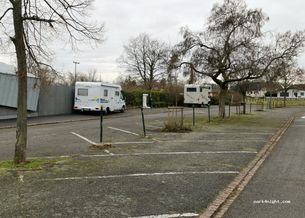 (68250) Rouffach - 3-9 Place des Sports — foto