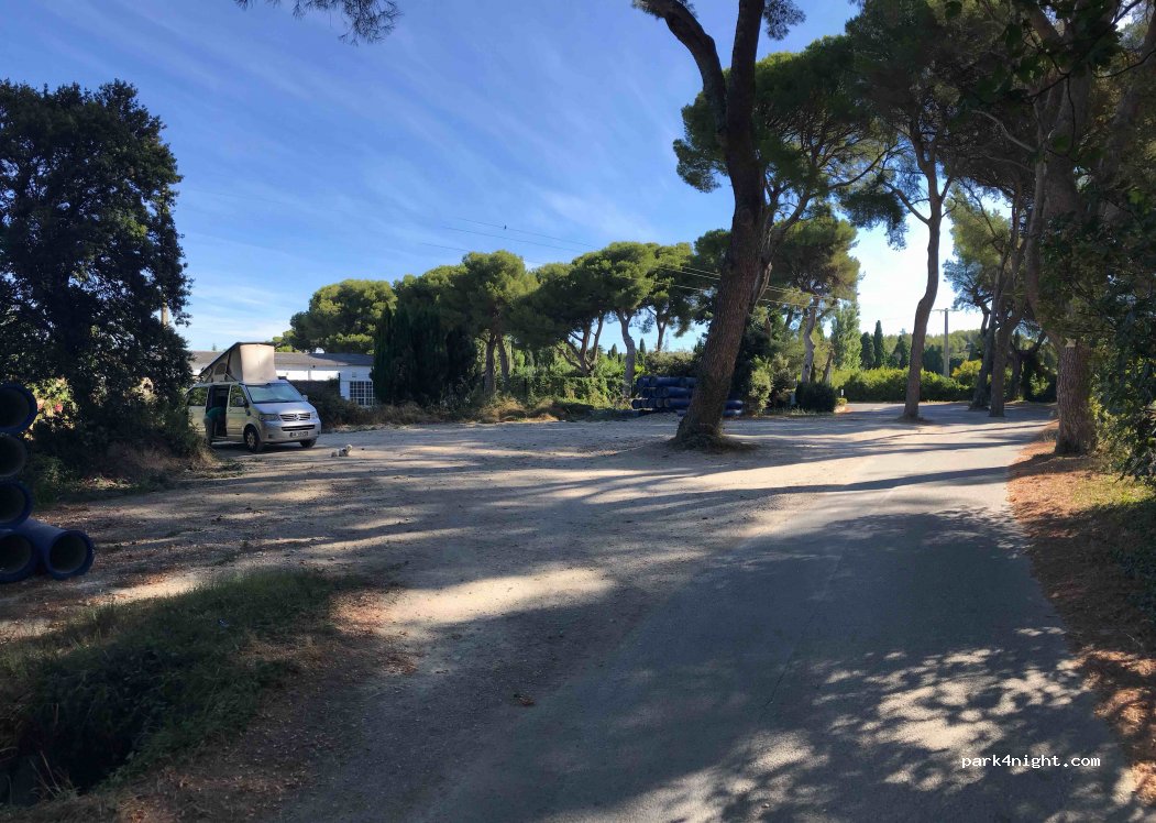 (13300) Salon-de-Provence - Chemin des Aubes — foto 2