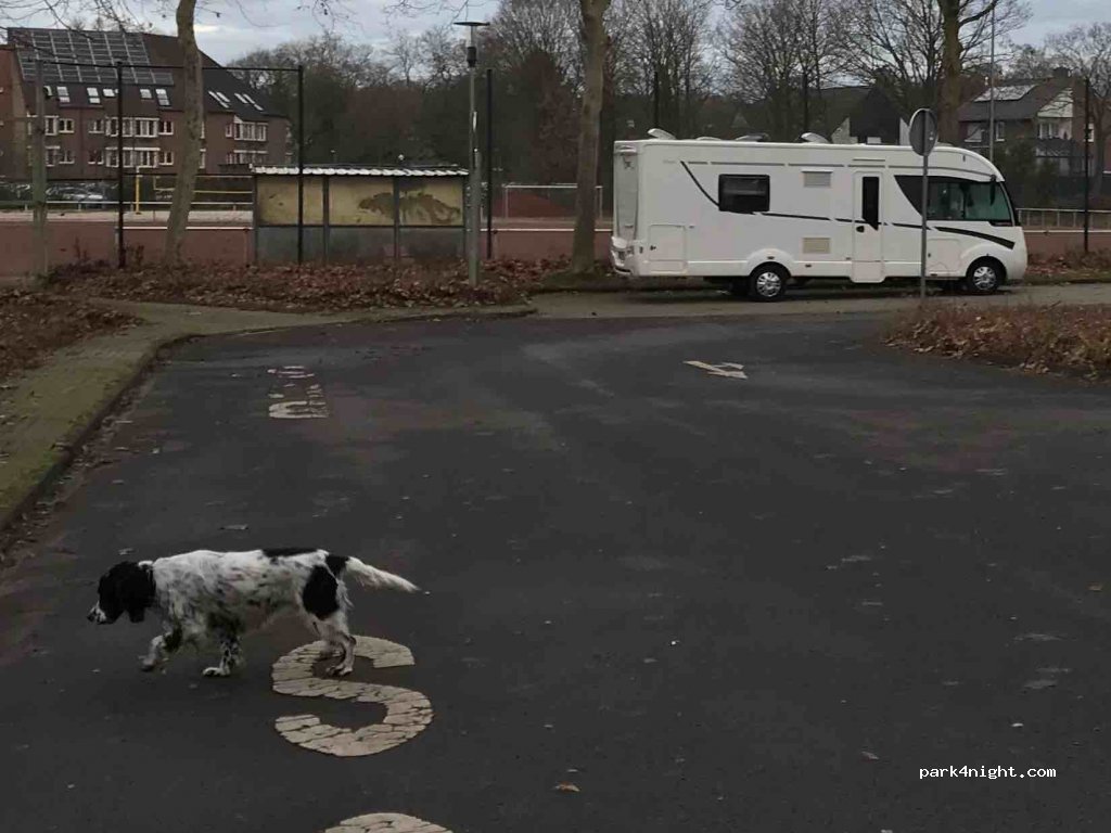 WOHNMOBILSTELLPLATZ am SPORTZENTRUM — foto