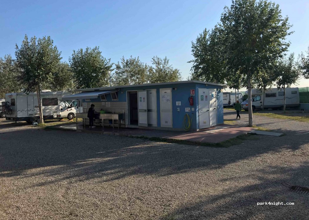 area sosta camper 2 palme — foto