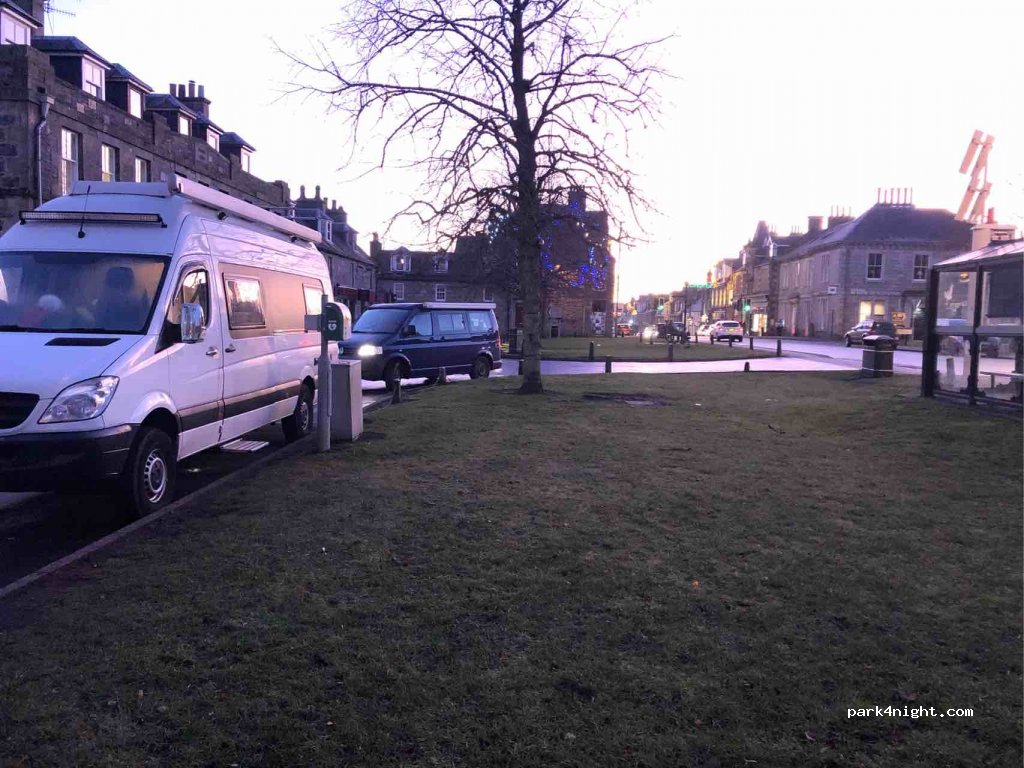 (PH26 3HF) Grantown-on-Spey - 28 The Square — foto