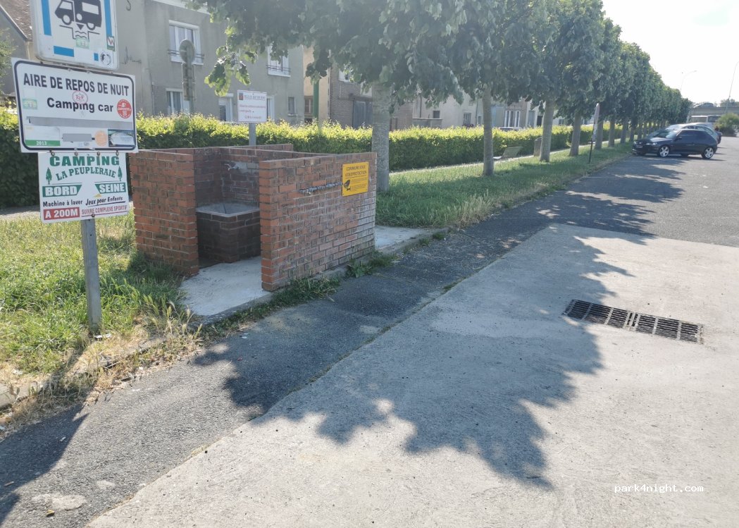 Parkplatz Quai Saint Nicolas — foto 4