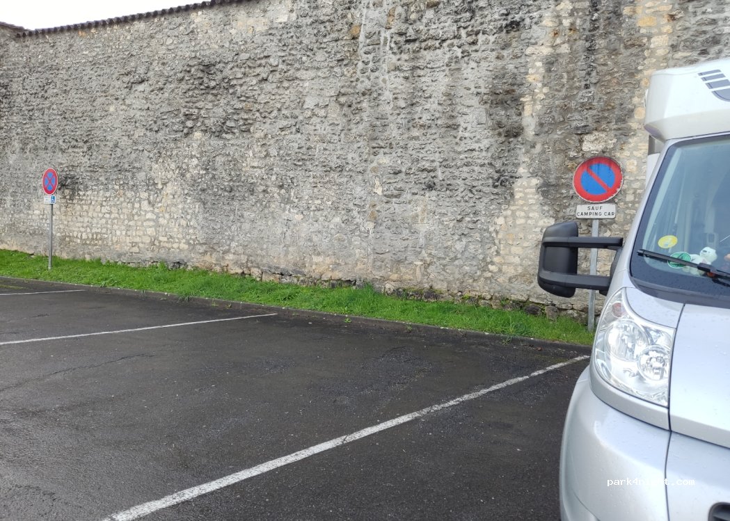(16120) Châteauneuf-sur-Charente - 3-7 Rue du Prieuré — foto 3