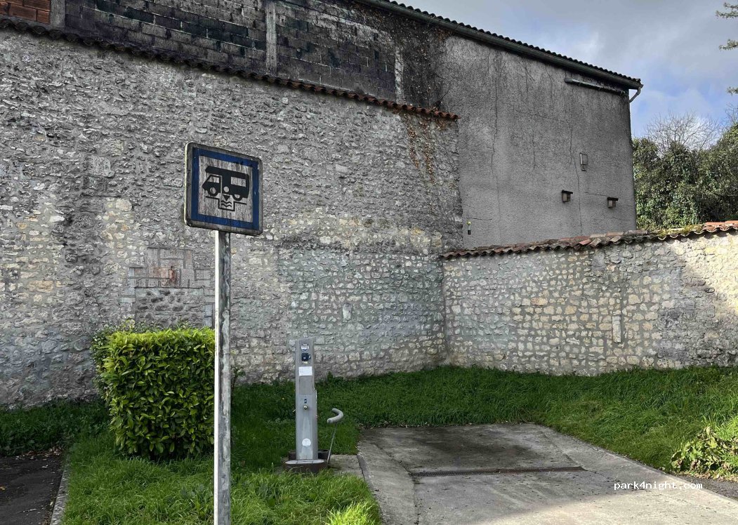(16120) Châteauneuf-sur-Charente - 3-7 Rue du Prieuré — foto 4