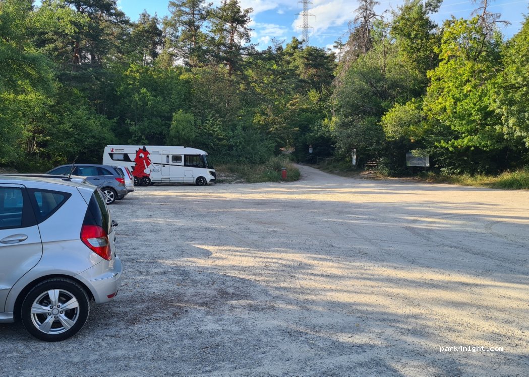 Parkplatz Wanderweg Kirche St. Hippolyt — foto