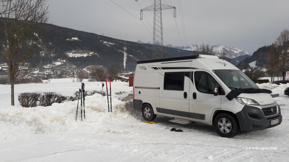 Parkplatz beim Golfclub — foto