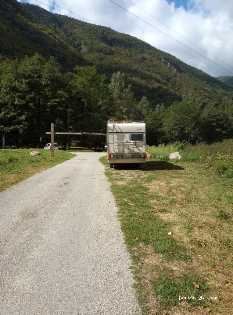 (09110) Savignac-les-Ormeaux - Derrière l'Église — foto 2