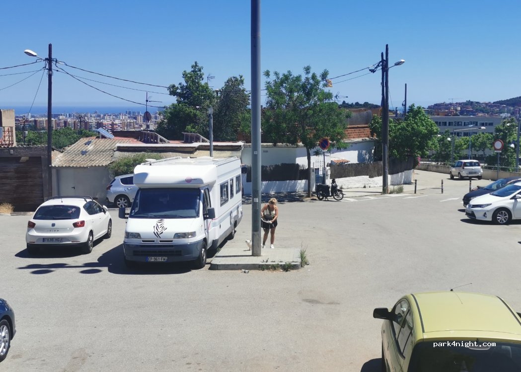 (08035) Barcelona - 44 Plaça del Cementiri d'Horta — foto