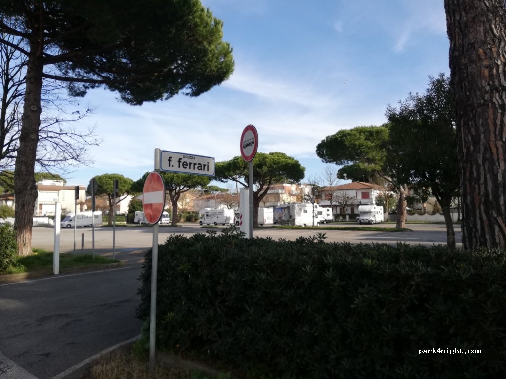 (55041) Camaiore - 8 Piazza Ferruccio Ferrari — foto