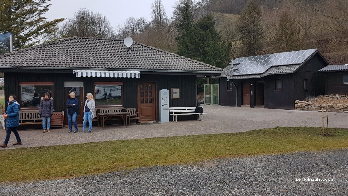 Wohnmobilhafen unter dem scharfen Stein — foto