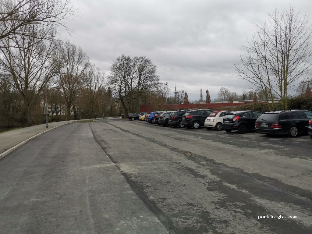 Parkplatz am Eschersheimer Freibad — foto 2