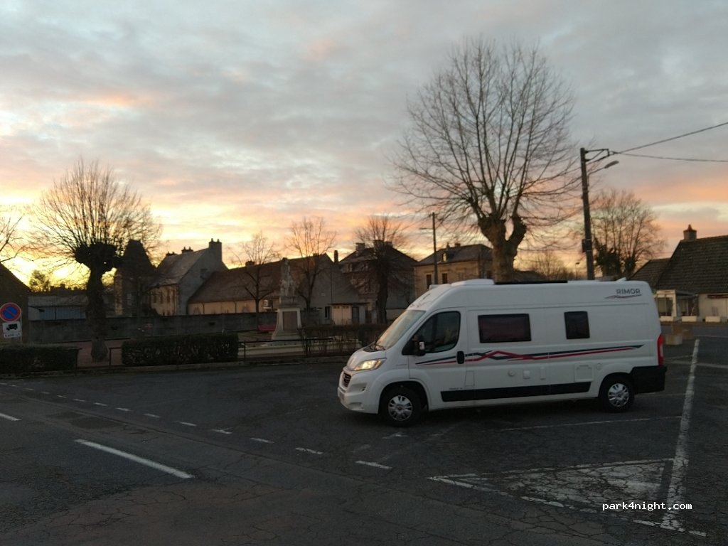(03460) Villeneuve-sur-Allier - 3 Place du Monument — foto