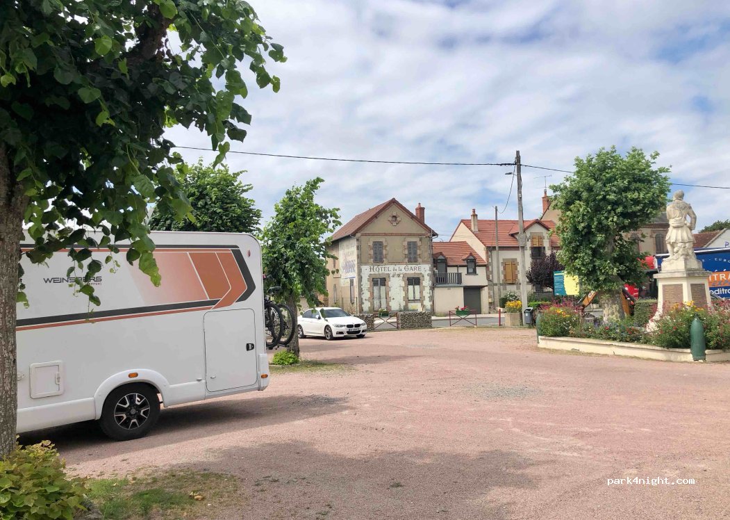 (03460) Villeneuve-sur-Allier - 3 Place du Monument — foto 2