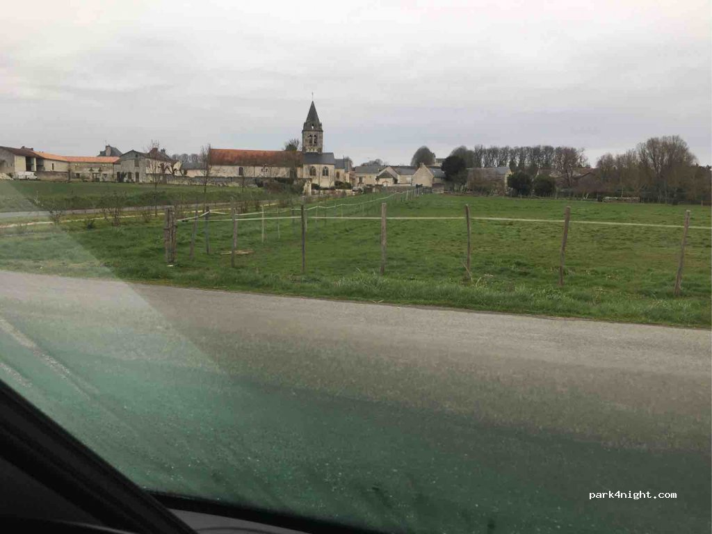(37500) Marçay - 4 Place de l'Eglise — foto