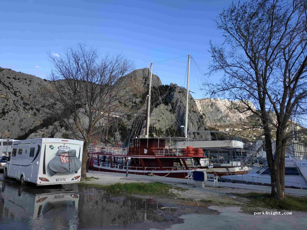 (21310) Omiš - 10 Četvrt Ribnjak — foto