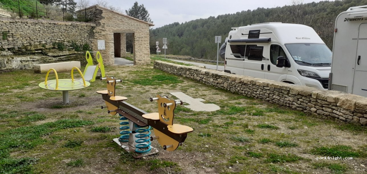 (84800) Saumane-de-Vaucluse - 1 Place de la Liberté — foto 2