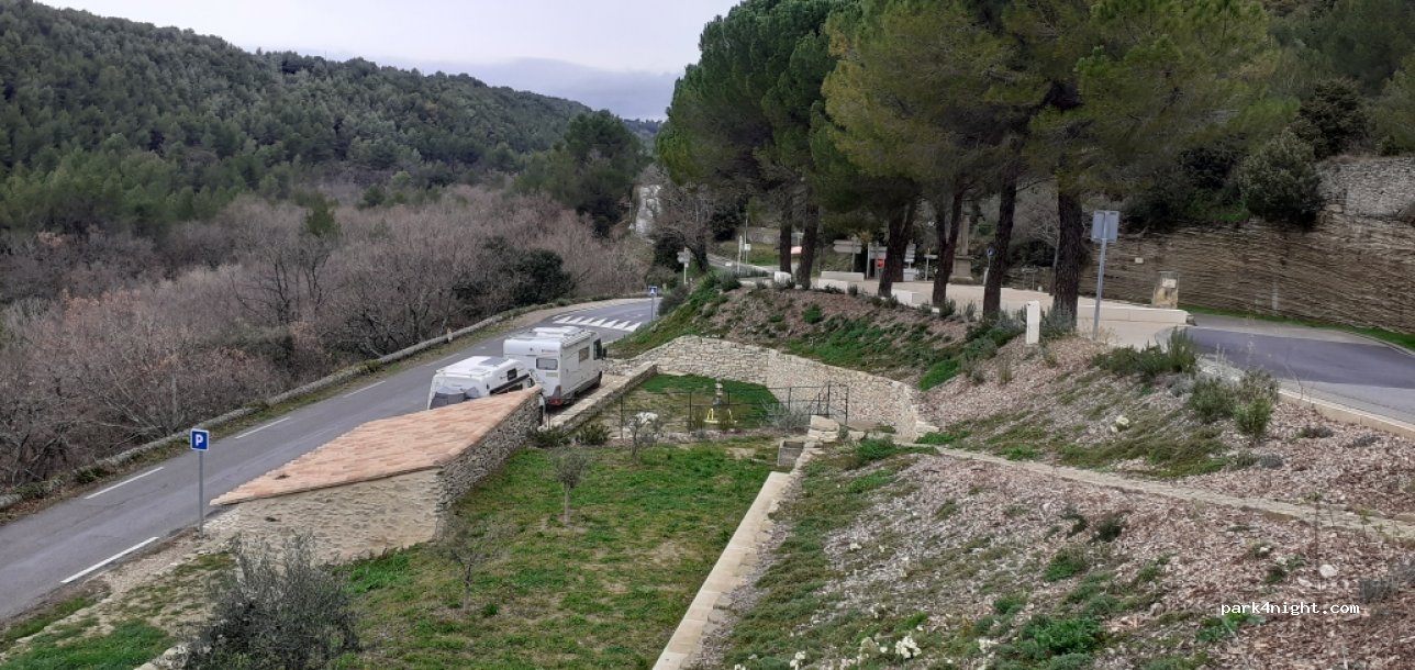 (84800) Saumane-de-Vaucluse - 1 Place de la Liberté — foto 3