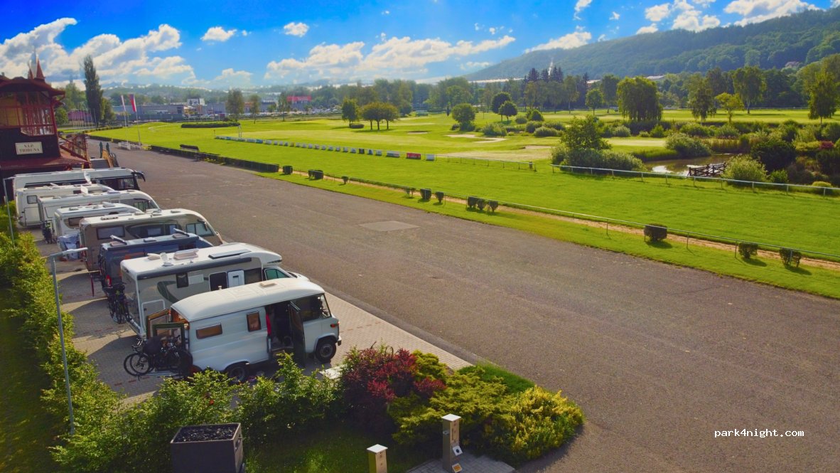 Stellplatz Hipodrom Holoubek - Karlovy Vary — foto