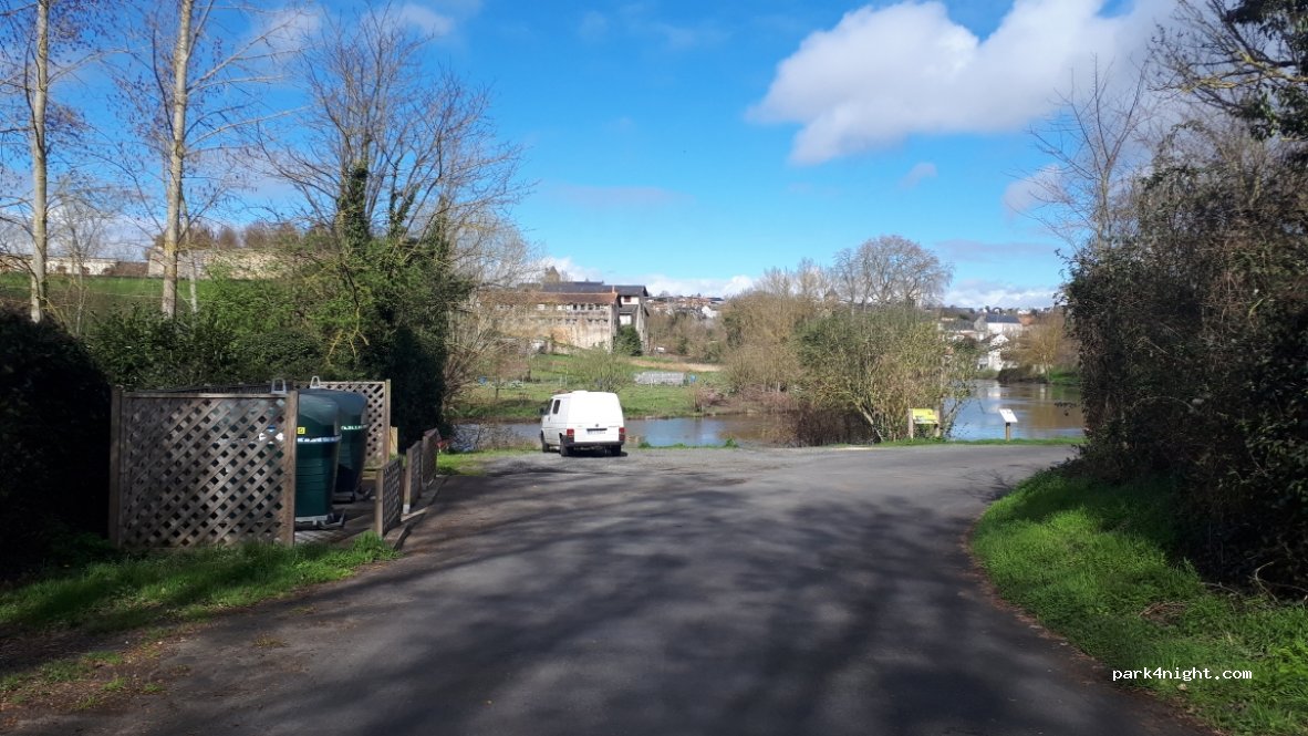 (79100) Saint-Jean-de-Thouars - Chemin e la Rivière — foto 2