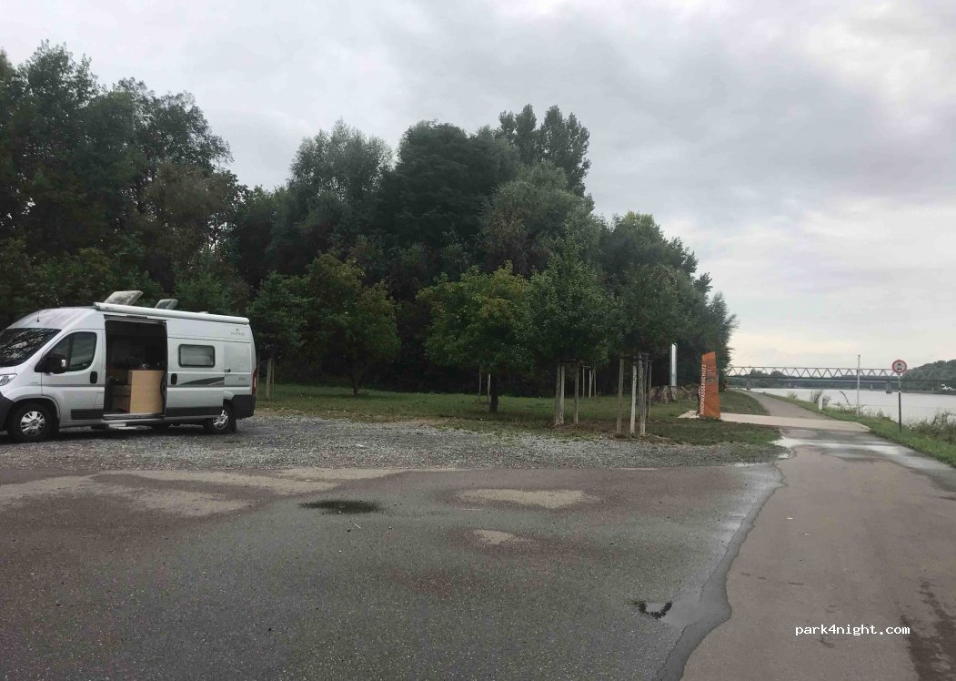 Parkplatz am Vater Rhein — foto