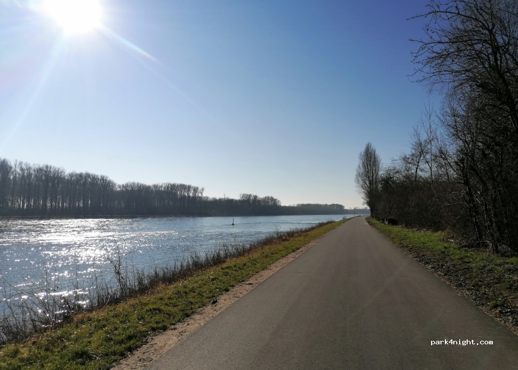Parkplatz am Vater Rhein — foto 2
