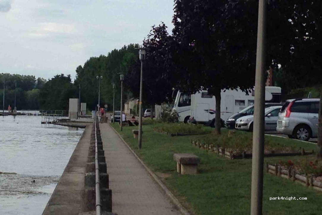 (89500) Villeneuve-sur-Yonne - Avenue Roland Bonnion — foto