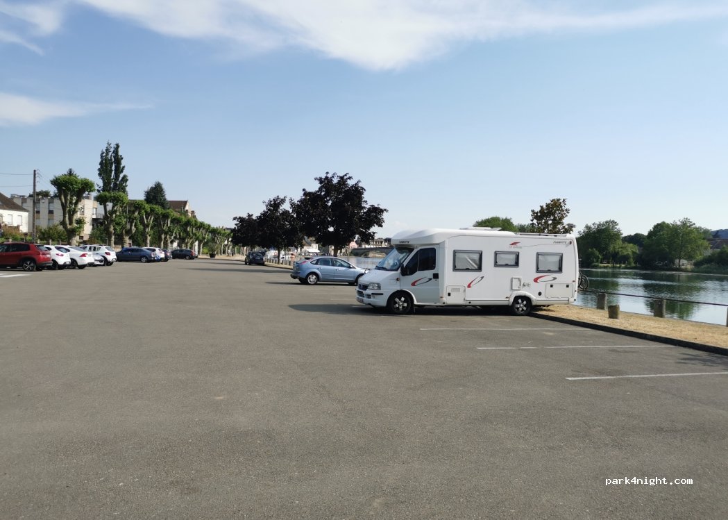 (89500) Villeneuve-sur-Yonne - Avenue Roland Bonnion — foto 2
