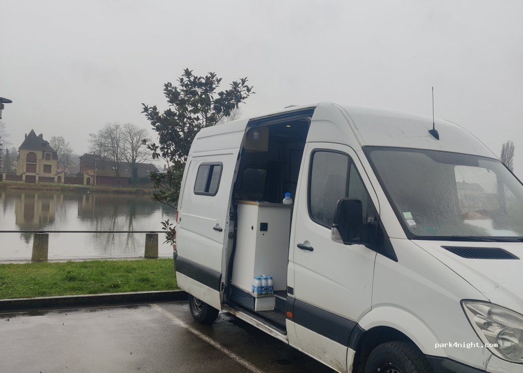 (89500) Villeneuve-sur-Yonne - Avenue Roland Bonnion — foto 3