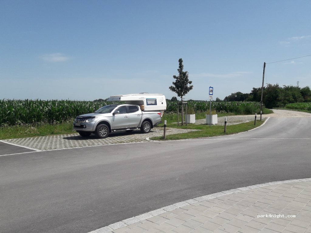 Wohnmobilstellplatz an der Feldkirche in Winhöring — foto