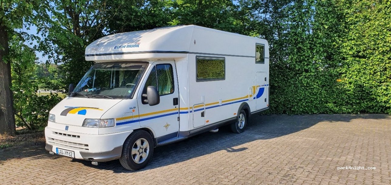 Parkplatz am Sportgelände Albertshofen — foto