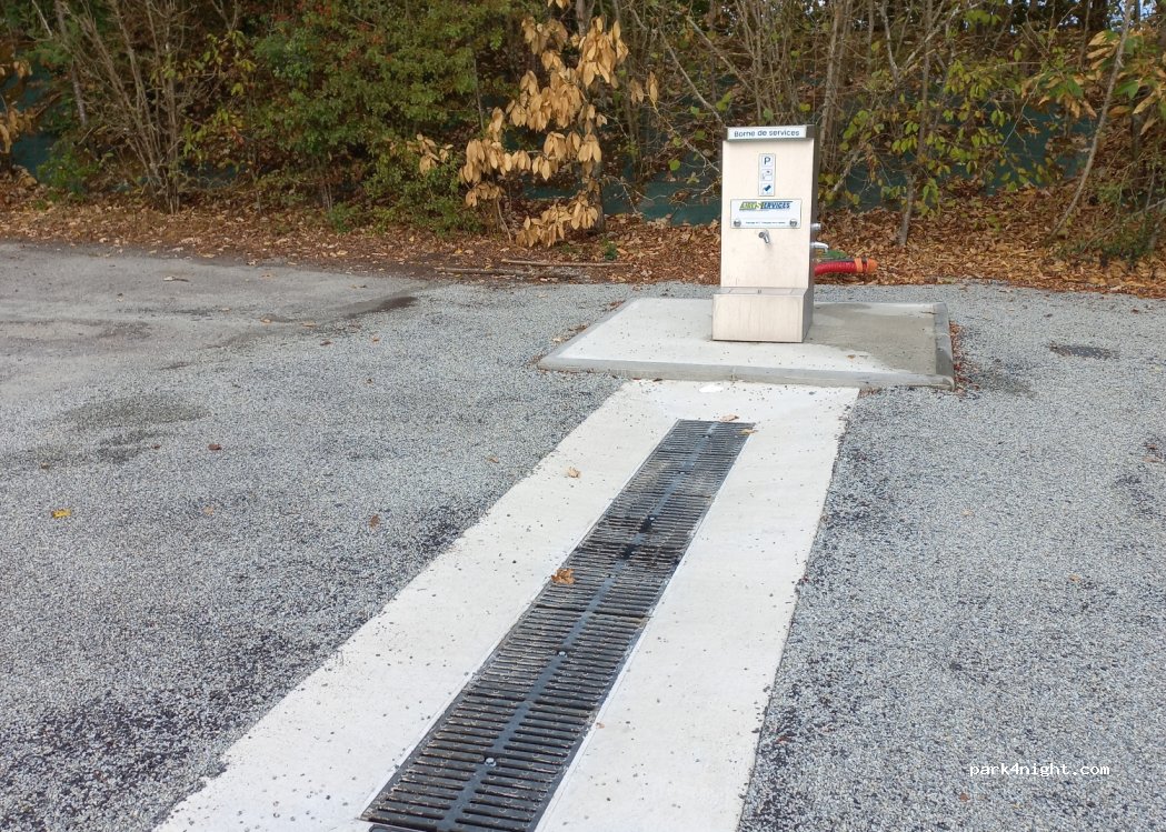 Aire de camping-car Châteaubourg — foto 3
