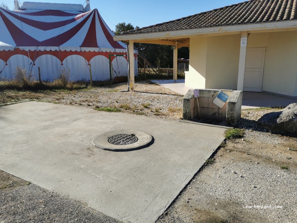 Aire de camping cars Frontenac — foto