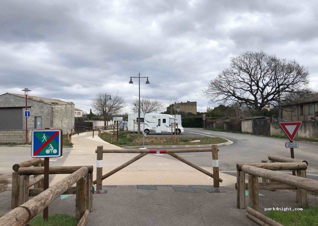 (84660) Maubec - chemin des guillaumets — foto