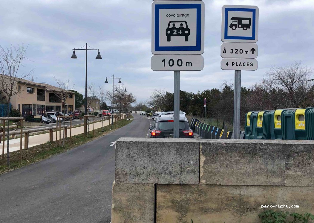 (84660) Maubec - chemin des guillaumets — foto 2