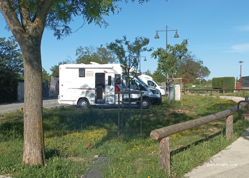 (84660) Maubec - chemin des guillaumets — foto 3