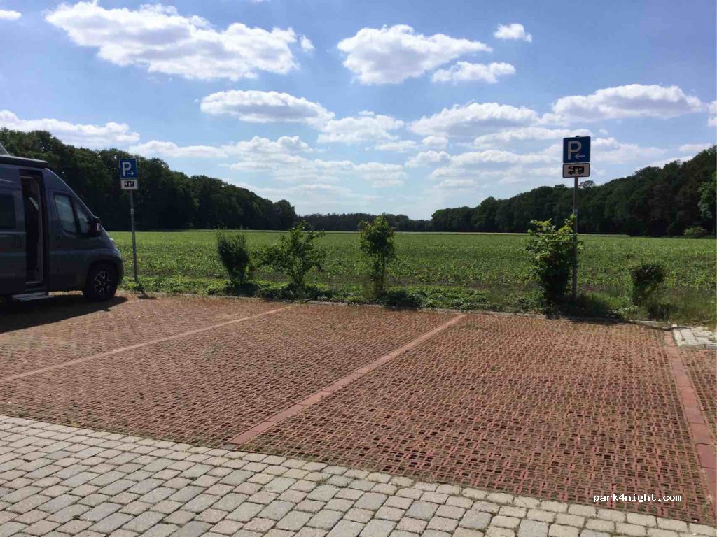Wohnmobil-Stellplätze bei der Wallfahrtskirche Wietmarschen — foto