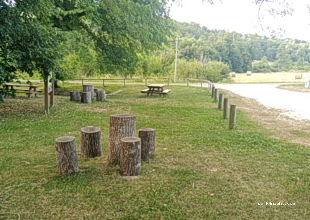 (24140) Saint-Jean-d'Estissac - 2 Le Bourg — foto 2