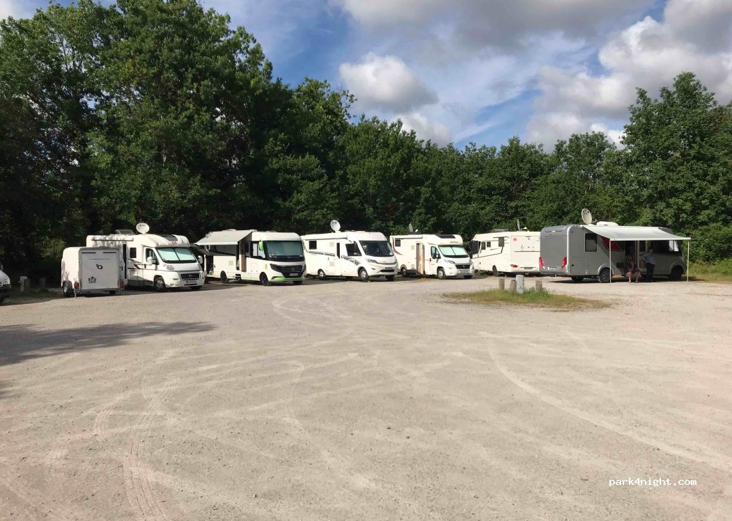 (40160) Parentis-en-Born - 68-74 Route des campings — foto 2