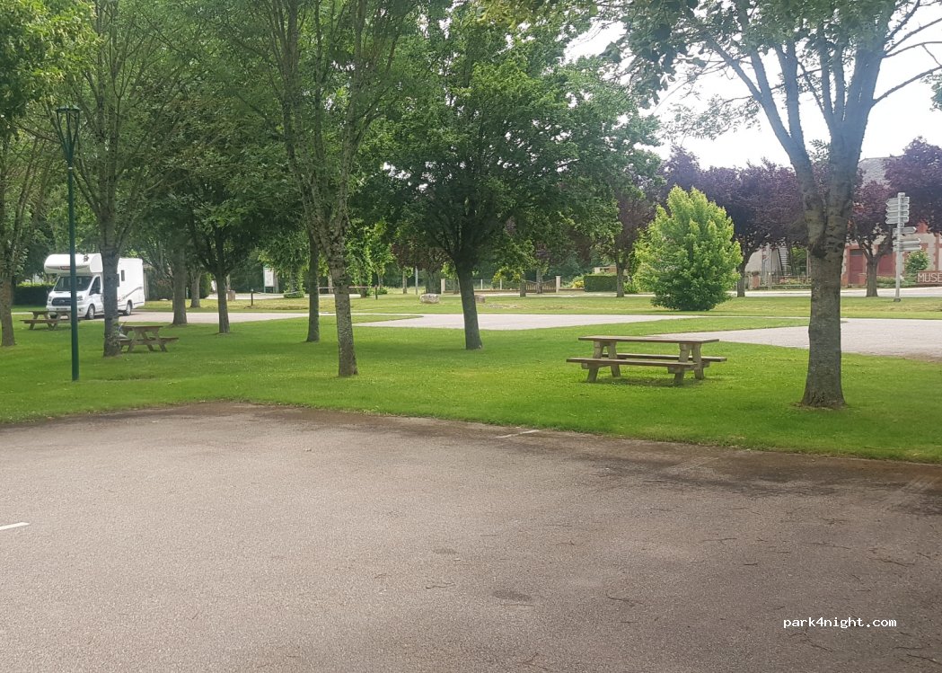 (18260) Vailly-sur-Sauldre - 3-7 Champ de Foire — foto