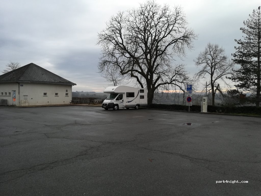 (18270) Culan - 16 Place du Champ de Foire — foto