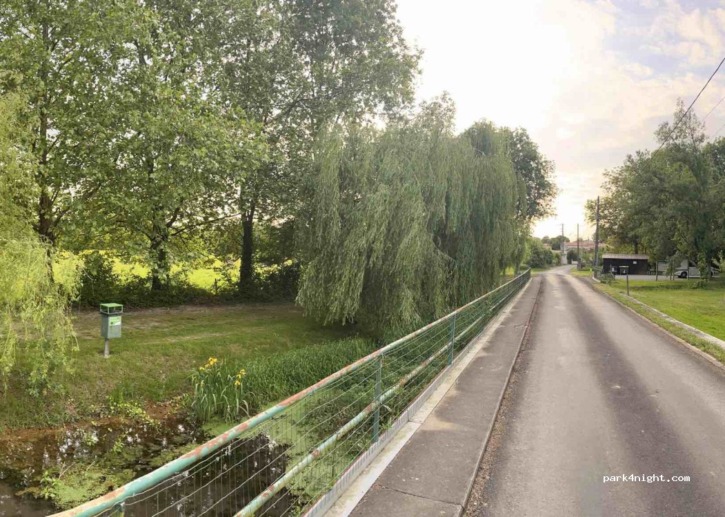 (17330) Saint-Séverin-sur-Boutonne - rue du port — foto 4