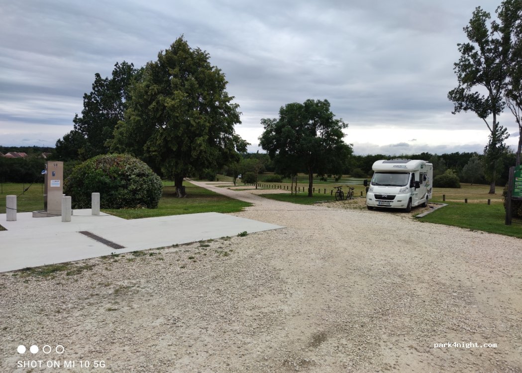 Aire de camping-car Montrieux-en-Sologne — foto 3