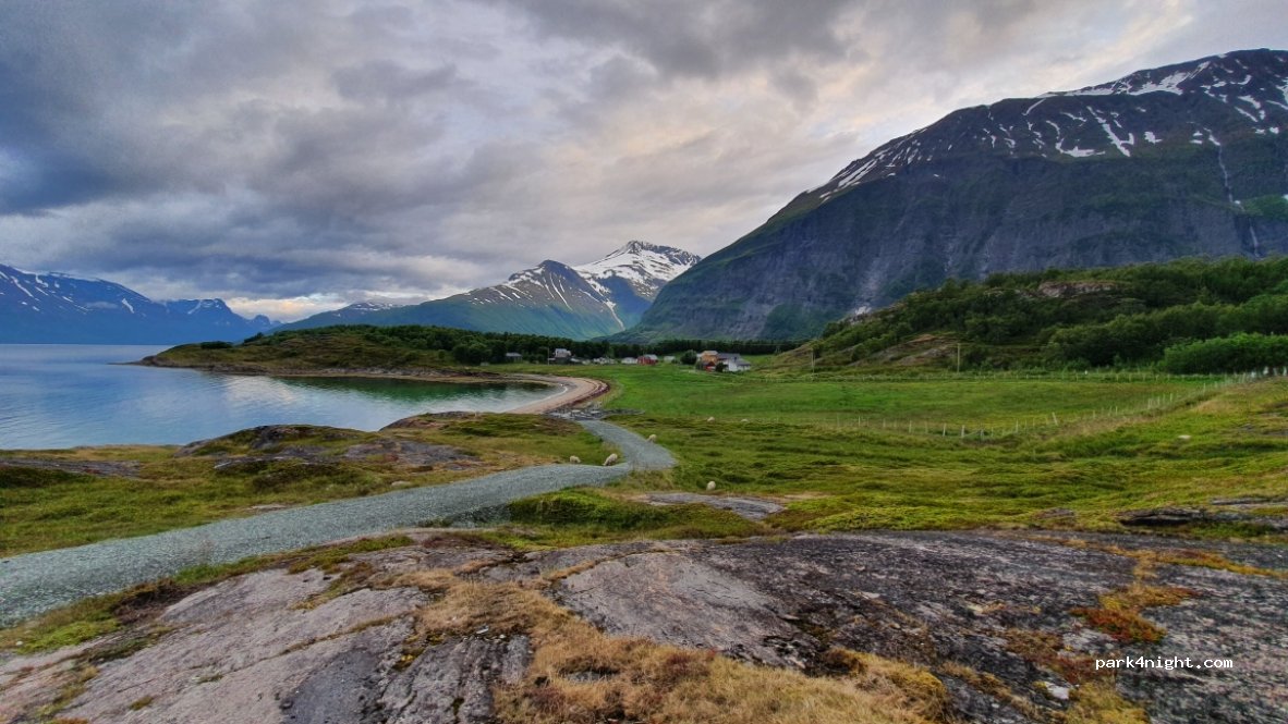 (9060) Lyngseidet - 359 Sandvikveien — foto