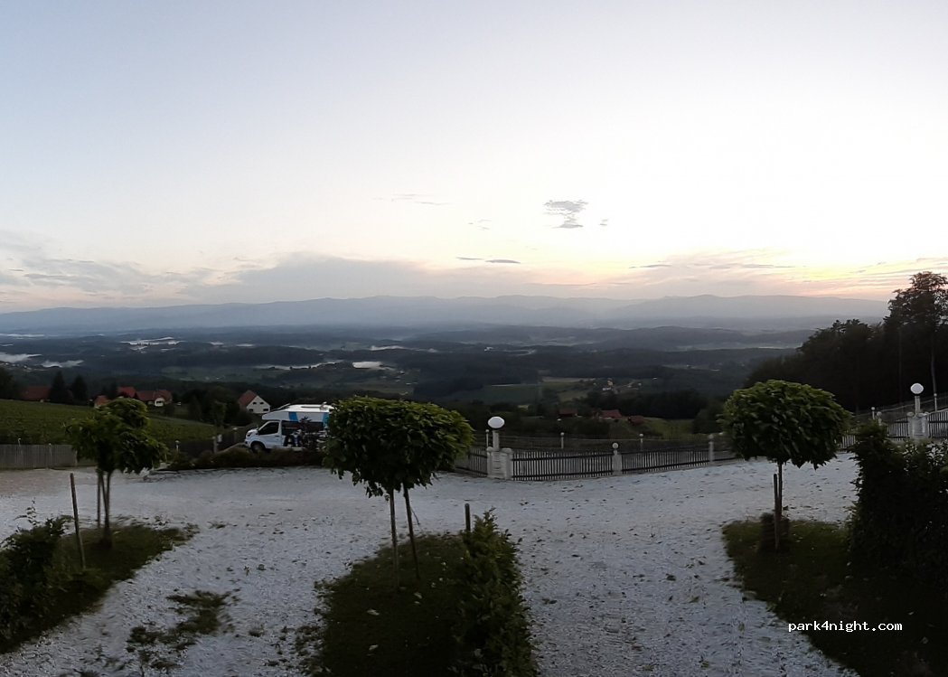 Weinberg.- Naturpark. - Panoramacamping sausalerland hl — foto 3