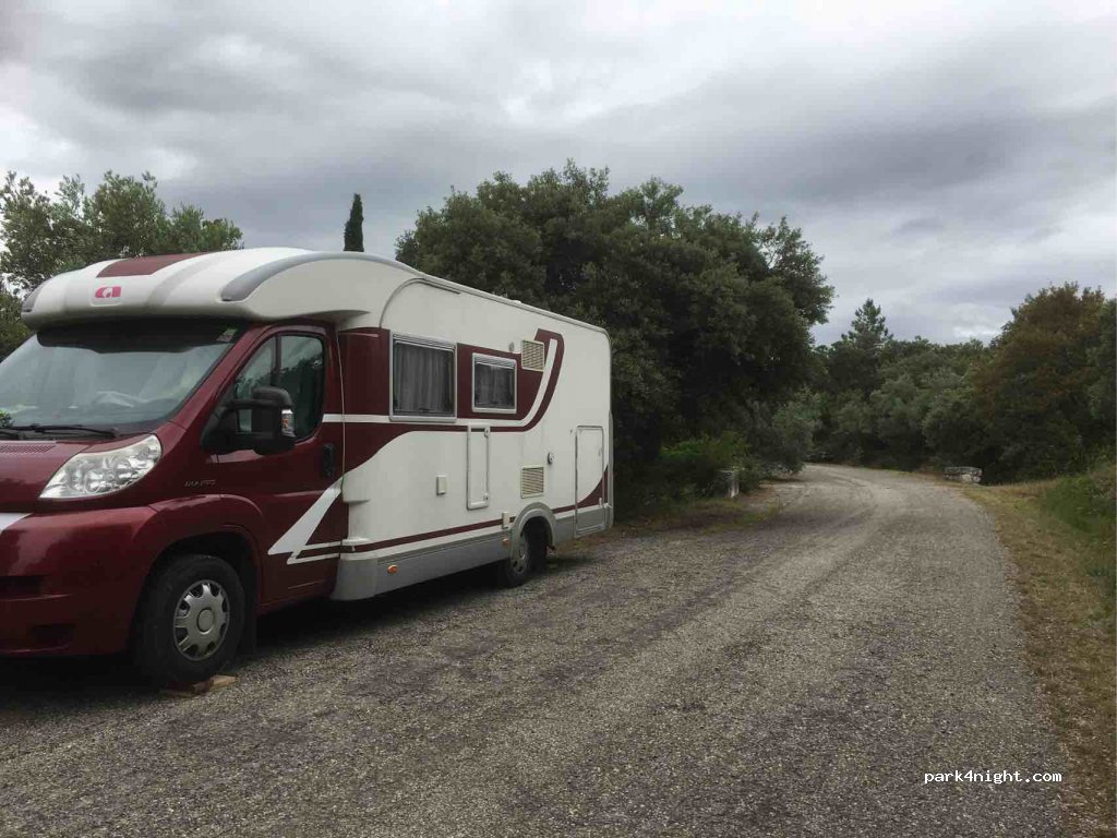 (84220) Gordes - Route de Cavaillon — foto