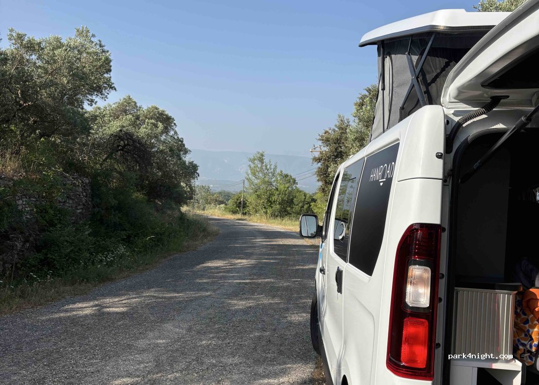 (84220) Gordes - Route de Cavaillon — foto 3