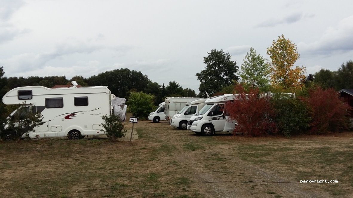 Wohnmobilstellplatz Am HüttenCamp — foto