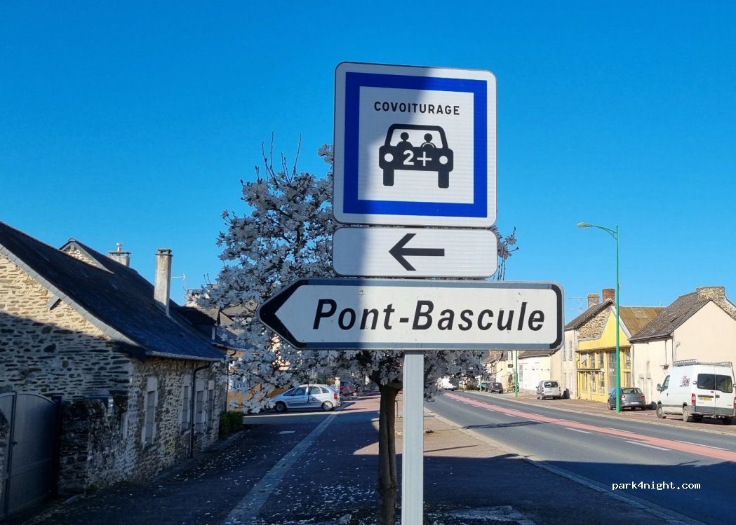 (53250) Javron-les-Chapelles - 1 Grande Rue — foto